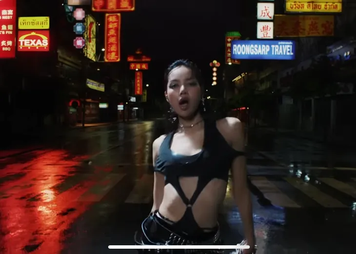 Lisa (BLACKPINK) chính thức tung MV mới, tiến bước trở thành ngôi sao toàn cầu - Ảnh 2. Lisa (BLACKPINK) chính thức tung MV mới, tiến bước trở thành ngôi sao toàn cầu - Ảnh 2.