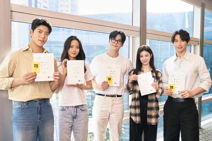 Kim Seon Ho và Go Youn Jung được phát hiện đang quay phim ở nước ngoài - Ảnh 1. Kim Seon Ho và Go Youn Jung được phát hiện đang quay phim ở nước ngoài - Ảnh 1.