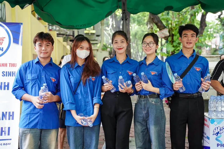 Tinh thần tuổi trẻ của những màu áo xanh - Ảnh 9. Tinh thần tuổi trẻ của những màu áo xanh - Ảnh 9.
