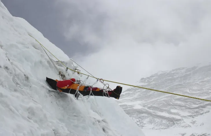 Chiến dịch dọn dẹp để ngăn Everest biến thành nghĩa địa - Ảnh 1. Chiến dịch dọn dẹp để ngăn Everest biến thành nghĩa địa - Ảnh 1.