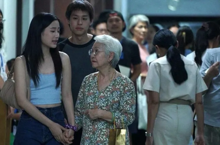 “Bà ngoại” của điện ảnh Thái không ngại đóng cảnh bán khỏa thân ở tuổi 78 - Ảnh 2. “Bà ngoại” của điện ảnh Thái không ngại đóng cảnh bán khỏa thân ở tuổi 78 - Ảnh 2.