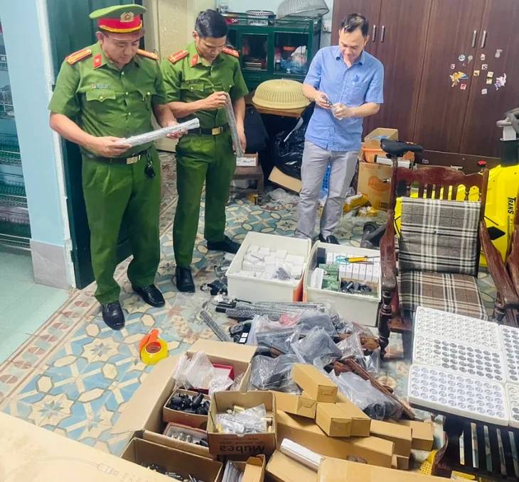 Bắt quả tang đối tượng đang giao dịch nhiều linh kiện lắp ráp súng tự chế - Ảnh 1. Bắt quả tang đối tượng đang giao dịch nhiều linh kiện lắp ráp súng tự chế - Ảnh 1.