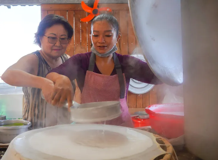 Trải nghiệm làm hủ tiếu đa sắc màu ở Chợ nổi Cái Răng - Ảnh 3. Trải nghiệm làm hủ tiếu đa sắc màu ở Chợ nổi Cái Răng - Ảnh 3.