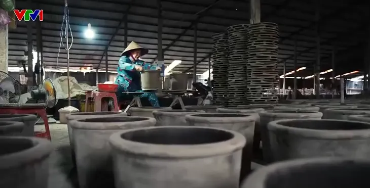 Gốm đỏ từ sình đất lấm lem - Ảnh 1. Gốm đỏ từ sình đất lấm lem - Ảnh 1.