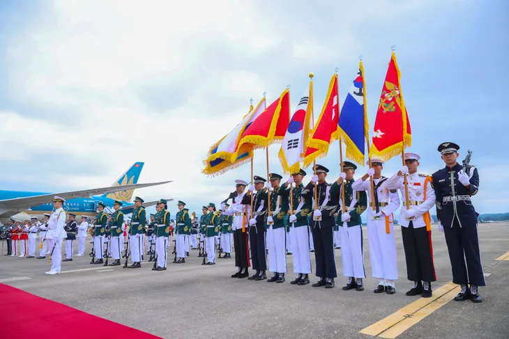 Thủ tướng Phạm Minh Chính tới Seoul, bắt đầu chuyến thăm chính thức Hàn Quốc - Ảnh 2. Thủ tướng Phạm Minh Chính tới Seoul, bắt đầu chuyến thăm chính thức Hàn Quốc - Ảnh 2.