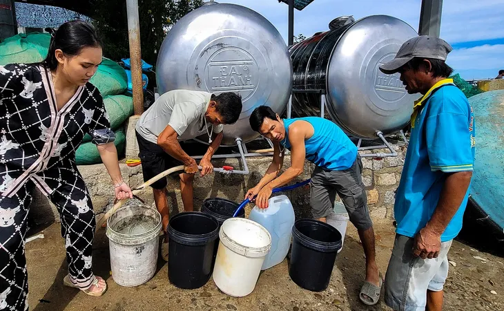 Ống cấp nước vượt biển bị sự cố, hàng ngàn người dân trên đảo mất nước sinh hoạt - Ảnh 1. Ống cấp nước vượt biển bị sự cố, hàng ngàn người dân trên đảo mất nước sinh hoạt - Ảnh 1.