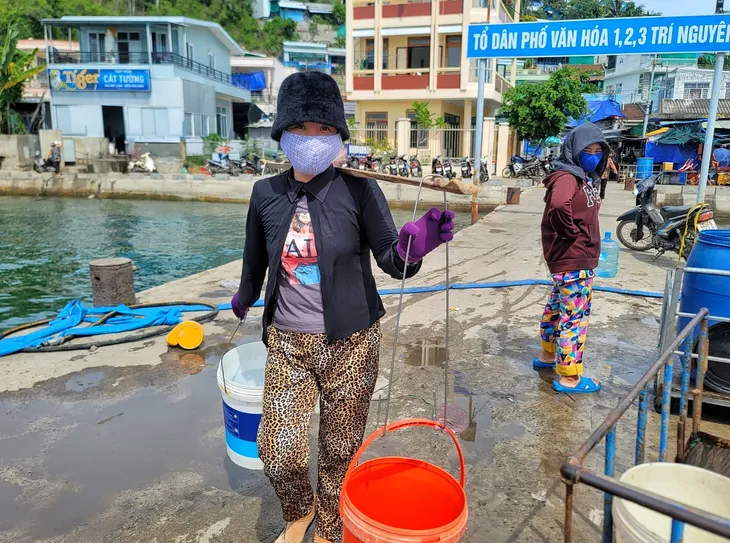 Ống cấp nước vượt biển bị sự cố, hàng ngàn người dân trên đảo mất nước sinh hoạt - Ảnh 2. Ống cấp nước vượt biển bị sự cố, hàng ngàn người dân trên đảo mất nước sinh hoạt - Ảnh 2.
