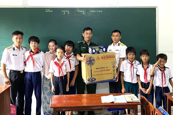 San sẻ yêu thương với học sinh lớp học tình thương đảo Hòn Chuối - Ảnh 1. San sẻ yêu thương với học sinh lớp học tình thương đảo Hòn Chuối - Ảnh 1.