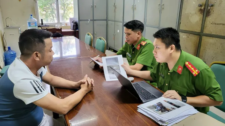 Bắt tạm giam người tình của mẹ trong vụ bạo hành cháu bé 11 tuổi - Ảnh 1. Bắt tạm giam người tình của mẹ trong vụ bạo hành cháu bé 11 tuổi - Ảnh 1.