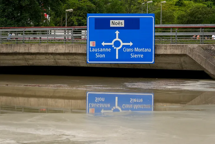 7 người tử vong sau mưa bão tàn phá Pháp, Thụy Sĩ và Italy - Ảnh 1. 7 người tử vong sau mưa bão tàn phá Pháp, Thụy Sĩ và Italy - Ảnh 1.
