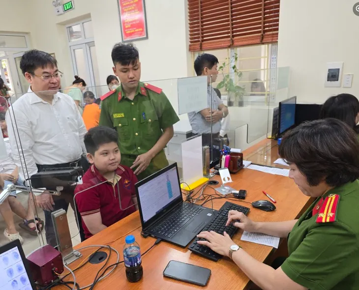 Ngày đầu cấp thẻ Căn cước: Nhanh gọn, tiện lợi - Ảnh 2. Ngày đầu cấp thẻ Căn cước: Nhanh gọn, tiện lợi - Ảnh 2.