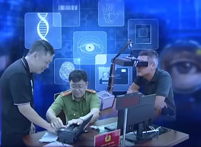 Ngày đầu cấp thẻ Căn cước: Nhanh gọn, tiện lợi - Ảnh 4. Ngày đầu cấp thẻ Căn cước: Nhanh gọn, tiện lợi - Ảnh 4.