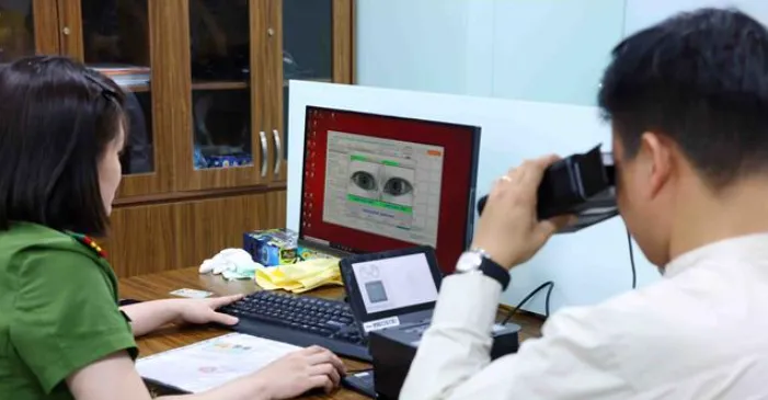 Ngày đầu cấp thẻ Căn cước: Nhanh gọn, tiện lợi - Ảnh 1. Ngày đầu cấp thẻ Căn cước: Nhanh gọn, tiện lợi - Ảnh 1.