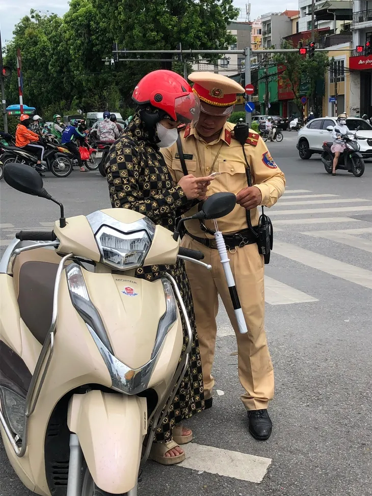 Cảnh sát giao thông Hà Nội kiểm tra, tạm giữ giấy phép lái xe trên ứng dụng VNeID - Ảnh 1. Cảnh sát giao thông Hà Nội kiểm tra, tạm giữ giấy phép lái xe trên ứng dụng VNeID - Ảnh 1.