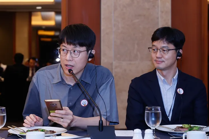 Thủ tướng dự tọa đàm với chuyên gia, nhà khoa học bán dẫn, trí tuệ nhân tạo của Hàn Quốc - Ảnh 4. Thủ tướng dự tọa đàm với chuyên gia, nhà khoa học bán dẫn, trí tuệ nhân tạo của Hàn Quốc - Ảnh 4.