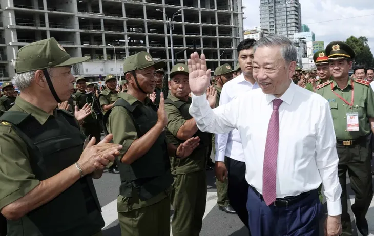 Chủ tịch nước dự Lễ ra mắt Lực lượng tham gia bảo vệ ANTT ở cơ sở tại TP Hồ Chí Minh - Ảnh 4. Chủ tịch nước dự Lễ ra mắt Lực lượng tham gia bảo vệ ANTT ở cơ sở tại TP Hồ Chí Minh - Ảnh 4.