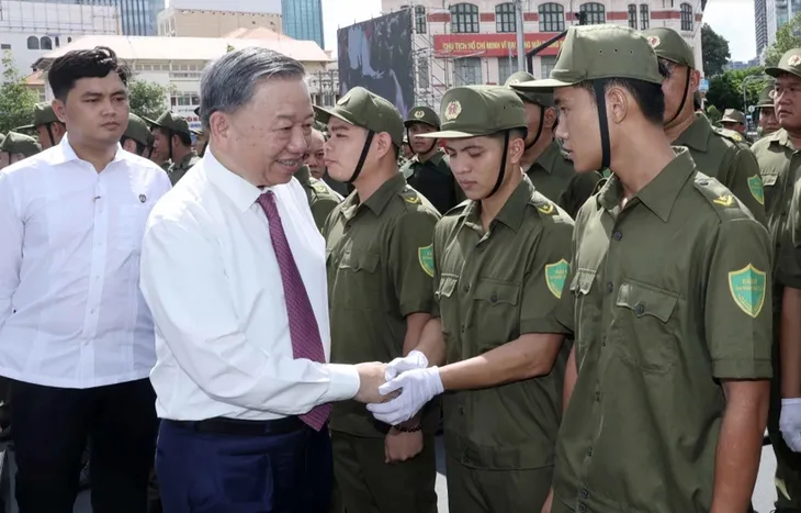 Chủ tịch nước dự Lễ ra mắt Lực lượng tham gia bảo vệ ANTT ở cơ sở tại TP Hồ Chí Minh - Ảnh 2. Chủ tịch nước dự Lễ ra mắt Lực lượng tham gia bảo vệ ANTT ở cơ sở tại TP Hồ Chí Minh - Ảnh 2.