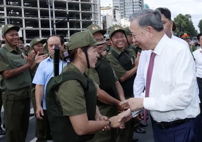 Chủ tịch nước dự Lễ ra mắt Lực lượng tham gia bảo vệ ANTT ở cơ sở tại TP Hồ Chí Minh - Ảnh 5. Chủ tịch nước dự Lễ ra mắt Lực lượng tham gia bảo vệ ANTT ở cơ sở tại TP Hồ Chí Minh - Ảnh 5.