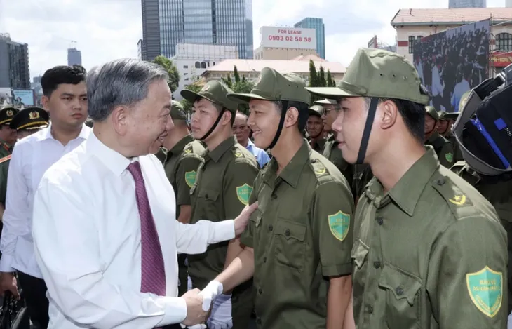 Chủ tịch nước dự Lễ ra mắt Lực lượng tham gia bảo vệ ANTT ở cơ sở tại TP Hồ Chí Minh - Ảnh 3. Chủ tịch nước dự Lễ ra mắt Lực lượng tham gia bảo vệ ANTT ở cơ sở tại TP Hồ Chí Minh - Ảnh 3.