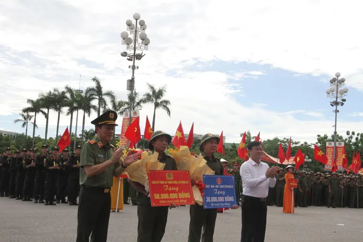 Nghệ An ra mắt Lực lượng tham gia bảo vệ an ninh, trật tự ở cơ sở - Ảnh 5. Nghệ An ra mắt Lực lượng tham gia bảo vệ an ninh, trật tự ở cơ sở - Ảnh 5.