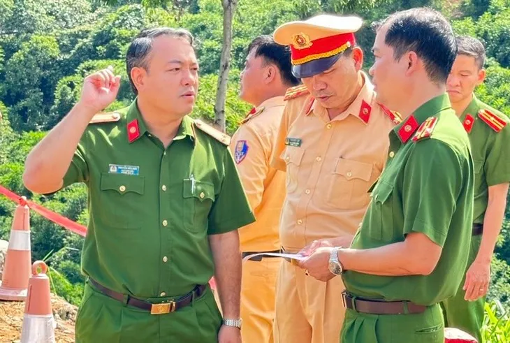 Vụ xe khách chở 45 người rơi xuống vực: Tài xế không quen đường, thiếu chú ý quan sát - Ảnh 5. Vụ xe khách chở 45 người rơi xuống vực: Tài xế không quen đường, thiếu chú ý quan sát - Ảnh 5.