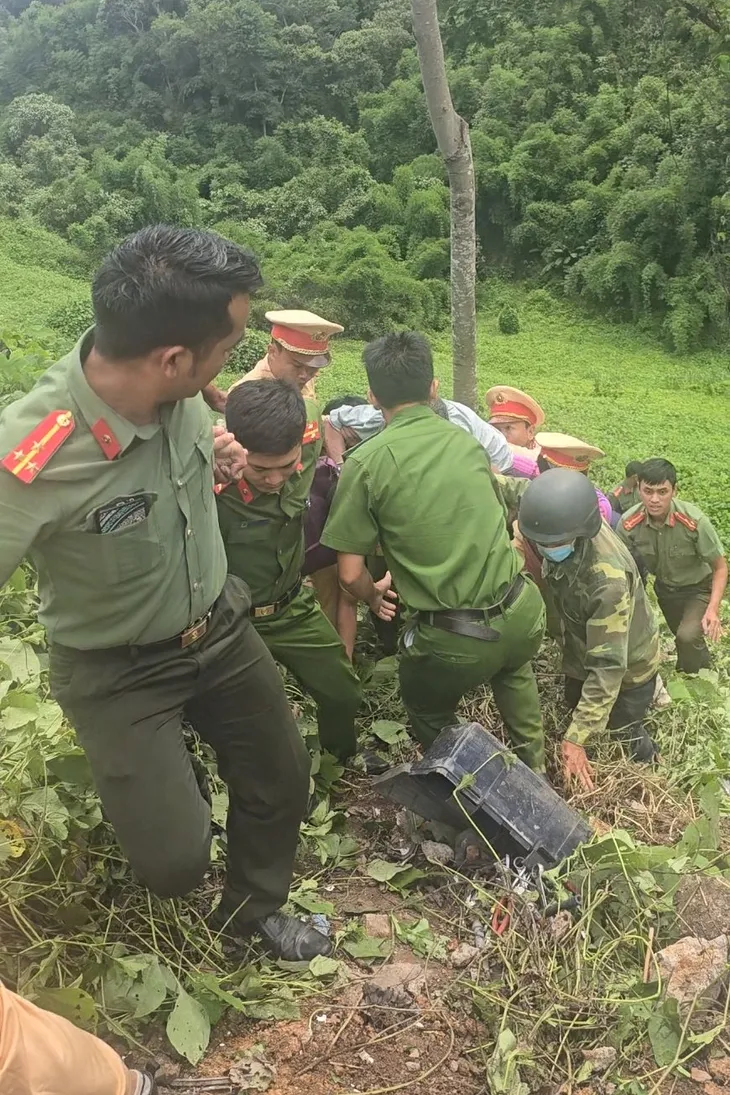 Vụ xe khách chở 45 người rơi xuống vực: Tài xế không quen đường, thiếu chú ý quan sát - Ảnh 2. Vụ xe khách chở 45 người rơi xuống vực: Tài xế không quen đường, thiếu chú ý quan sát - Ảnh 2.