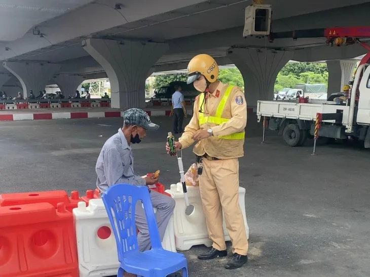 Zalo của CSGT Hà Nội hỗ trợ cụ ông 75 tuổi đi lạc về với gia đình - Ảnh 3. Zalo của CSGT Hà Nội hỗ trợ cụ ông 75 tuổi đi lạc về với gia đình - Ảnh 3.