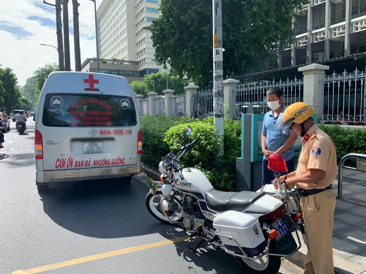 TP Hồ Chí Minh: Kiểm tra việc lắp đặt, sử dụng thiết bị phát tín hiệu trên xe ưu tiên - Ảnh 1. TP Hồ Chí Minh: Kiểm tra việc lắp đặt, sử dụng thiết bị phát tín hiệu trên xe ưu tiên - Ảnh 1.