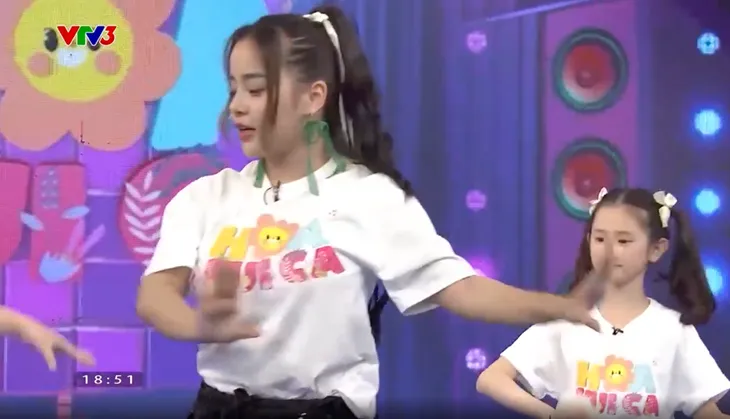 Hoa vui ca: Tập múa với giai điệu mượt mà của ca khúc Inh lả ơi - Ảnh 2. Hoa vui ca: Tập múa với giai điệu mượt mà của ca khúc Inh lả ơi - Ảnh 2.