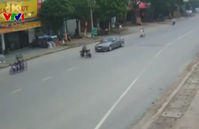 Gây họa cho người khác vì sang đường không quan sát - Ảnh 1. Gây họa cho người khác vì sang đường không quan sát - Ảnh 1.