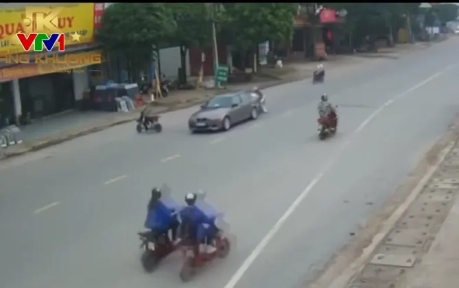 Gây họa cho người khác vì sang đường không quan sát - Ảnh 2. Gây họa cho người khác vì sang đường không quan sát - Ảnh 2.