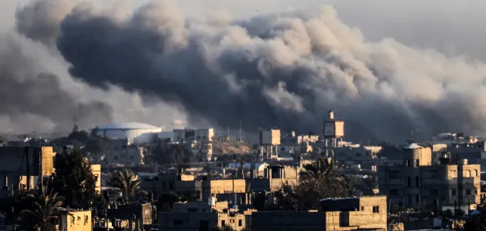 Hàng nghìn người phải rời bỏ nhà cửa khi Israel ném bom miền Nam Gaza - Ảnh 1. Hàng nghìn người phải rời bỏ nhà cửa khi Israel ném bom miền Nam Gaza - Ảnh 1.