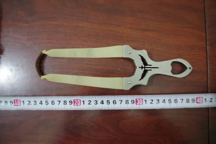 Vụ xe khách bị bắn vỡ kính trên cao tốc: Mời làm việc 2 thiếu niên 11 và 17 tuổi - Ảnh 1. Vụ xe khách bị bắn vỡ kính trên cao tốc: Mời làm việc 2 thiếu niên 11 và 17 tuổi - Ảnh 1.