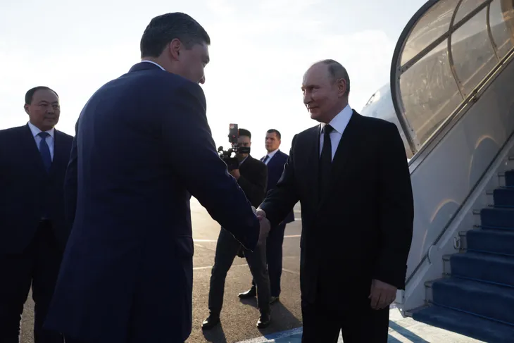 Tổng thống Nga Putin tới Kazakhstan dự Hội nghị thượng đỉnh SCO - Ảnh 1. Tổng thống Nga Putin tới Kazakhstan dự Hội nghị thượng đỉnh SCO - Ảnh 1.