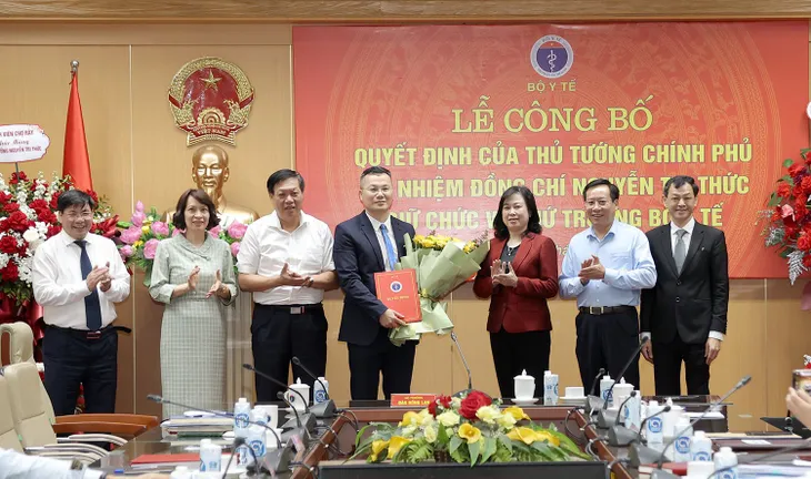 Bộ trưởng Bộ Y tế bổ nhiệm chức vụ Phó Chánh Văn phòng Bộ cho ông Nguyễn Toàn Thắng - Ảnh 2. Bộ trưởng Bộ Y tế bổ nhiệm chức vụ Phó Chánh Văn phòng Bộ cho ông Nguyễn Toàn Thắng - Ảnh 2.