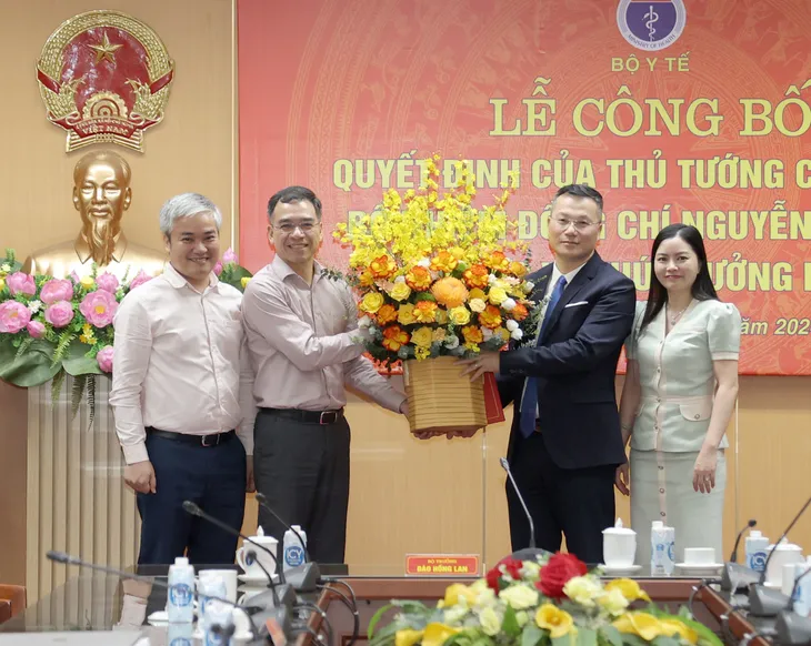 Bộ trưởng Bộ Y tế bổ nhiệm chức vụ Phó Chánh Văn phòng Bộ cho ông Nguyễn Toàn Thắng - Ảnh 3. Bộ trưởng Bộ Y tế bổ nhiệm chức vụ Phó Chánh Văn phòng Bộ cho ông Nguyễn Toàn Thắng - Ảnh 3.