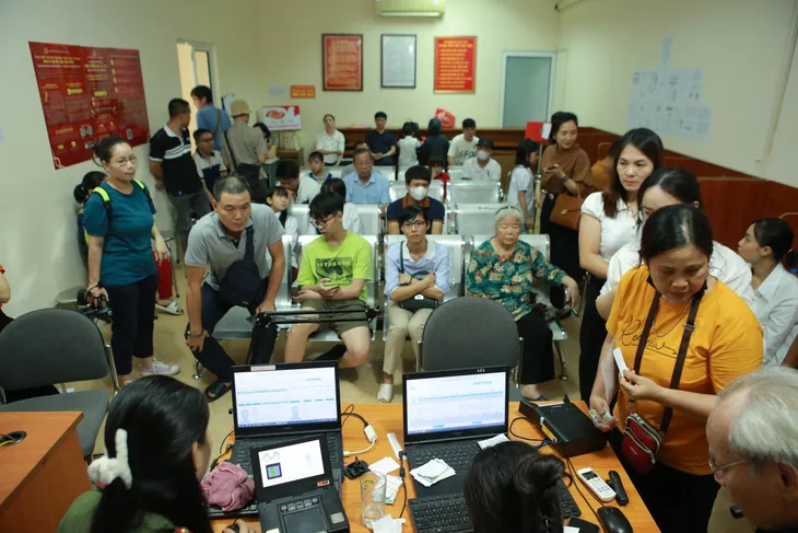 Công dân nhí háo hức đi làm thẻ căn cước - Ảnh 1. Công dân nhí háo hức đi làm thẻ căn cước - Ảnh 1.