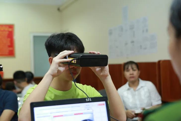 Công dân nhí háo hức đi làm thẻ căn cước - Ảnh 2. Công dân nhí háo hức đi làm thẻ căn cước - Ảnh 2.