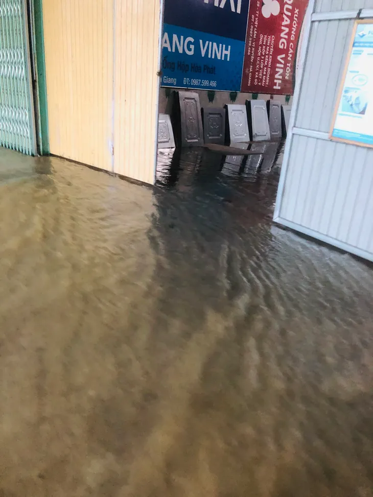Thủy điện Sông Lô 2 xả lũ, Hà Giang cảnh báo ngập lụt - Ảnh 3. Thủy điện Sông Lô 2 xả lũ, Hà Giang cảnh báo ngập lụt - Ảnh 3.