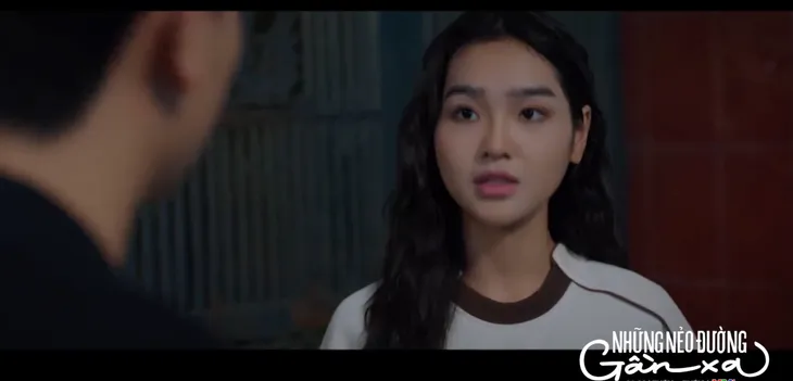 Những nẻo đường gần xa - Tập 28: Đông lao đến gặp Vinh giữa đêm khuya chỉ sau một cuộc gọi - Ảnh 2. Những nẻo đường gần xa - Tập 28: Đông lao đến gặp Vinh giữa đêm khuya chỉ sau một cuộc gọi - Ảnh 2.