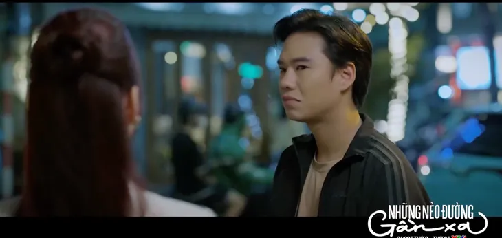 Những nẻo đường gần xa - Tập 28: Đông lao đến gặp Vinh giữa đêm khuya chỉ sau một cuộc gọi - Ảnh 3. Những nẻo đường gần xa - Tập 28: Đông lao đến gặp Vinh giữa đêm khuya chỉ sau một cuộc gọi - Ảnh 3.