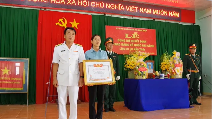 Trao Bằng “Tổ quốc ghi công” cho 3 liệt sĩ hy sinh tại quần đảo Trường Sa - Ảnh 2.