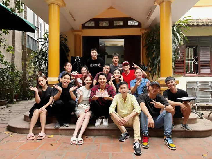 Đoàn làm phim Những nẻo đường gần xa đóng máy - Ảnh 18. Đoàn làm phim Những nẻo đường gần xa đóng máy - Ảnh 18.