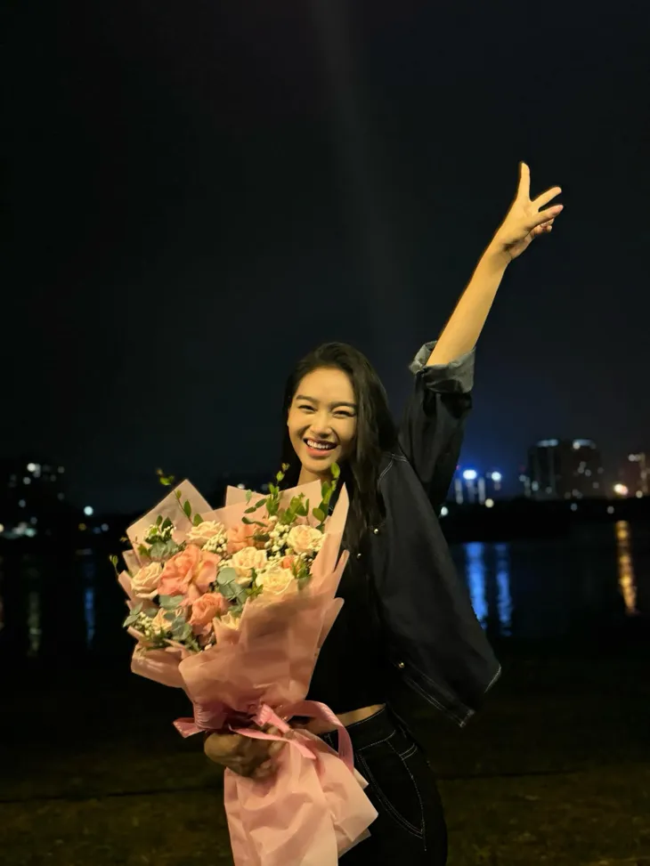 Đoàn làm phim Những nẻo đường gần xa đóng máy - Ảnh 2. Đoàn làm phim Những nẻo đường gần xa đóng máy - Ảnh 2.