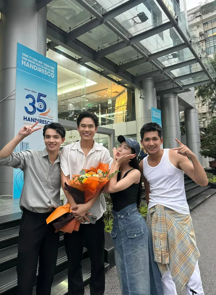 Đoàn làm phim Những nẻo đường gần xa đóng máy - Ảnh 8. Đoàn làm phim Những nẻo đường gần xa đóng máy - Ảnh 8.