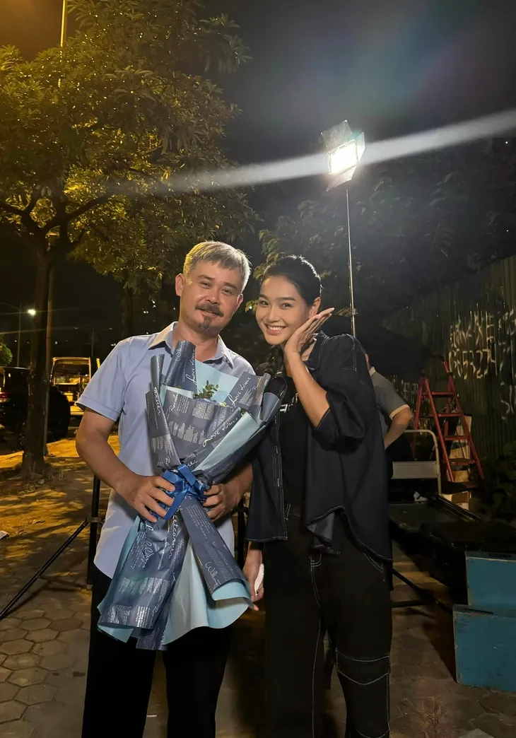 Đoàn làm phim Những nẻo đường gần xa đóng máy - Ảnh 17. Đoàn làm phim Những nẻo đường gần xa đóng máy - Ảnh 17.