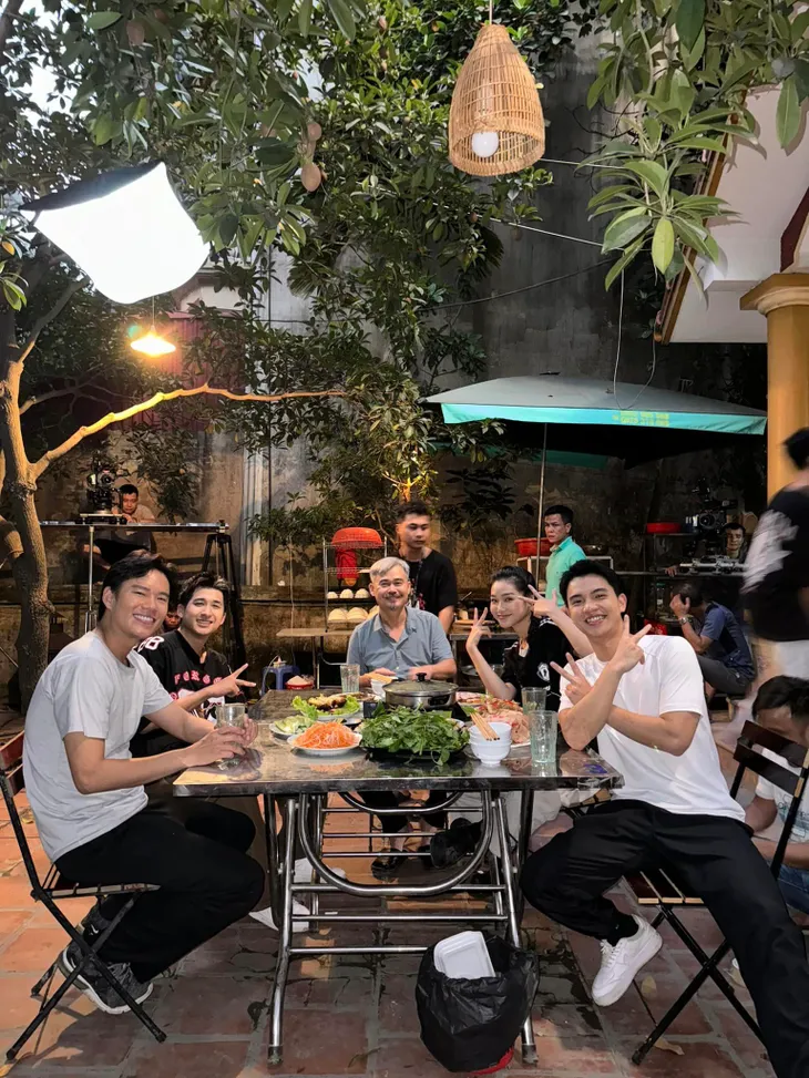 Đoàn làm phim Những nẻo đường gần xa đóng máy - Ảnh 4. Đoàn làm phim Những nẻo đường gần xa đóng máy - Ảnh 4.
