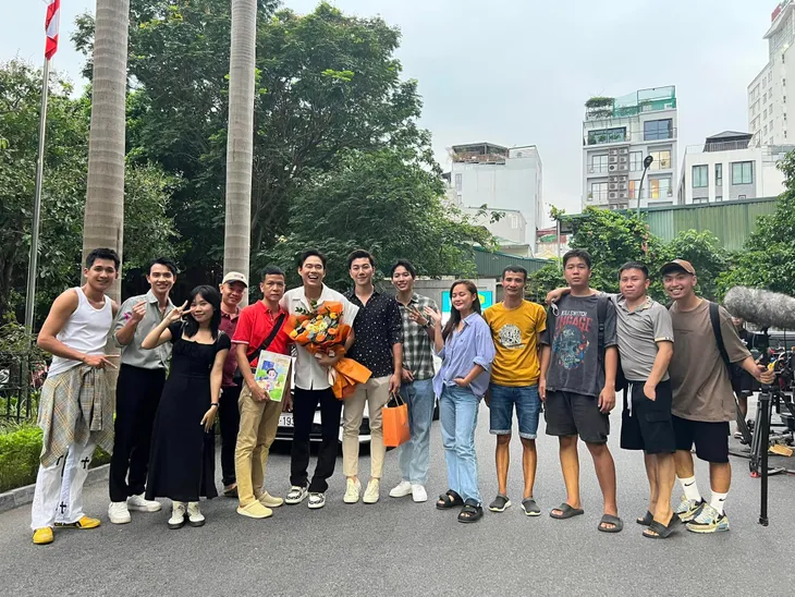 Đoàn làm phim Những nẻo đường gần xa đóng máy - Ảnh 12. Đoàn làm phim Những nẻo đường gần xa đóng máy - Ảnh 12.