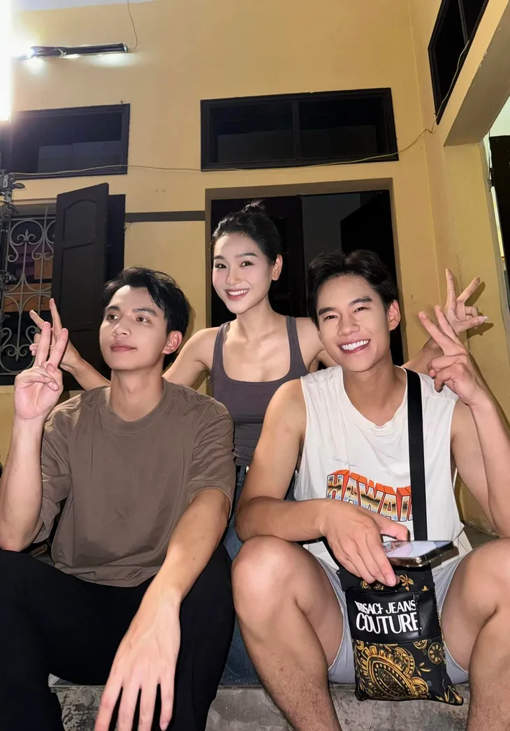 Đoàn làm phim Những nẻo đường gần xa đóng máy - Ảnh 5. Đoàn làm phim Những nẻo đường gần xa đóng máy - Ảnh 5.