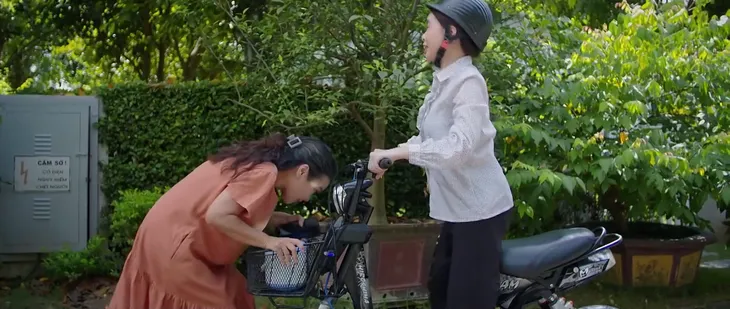 Mình yêu nhau, bình yên thôi - Tập 89: Quân hoang mang vì bị chị Lan bơ đẹp - Ảnh 2. Mình yêu nhau, bình yên thôi - Tập 89: Quân hoang mang vì bị chị Lan bơ đẹp - Ảnh 2.